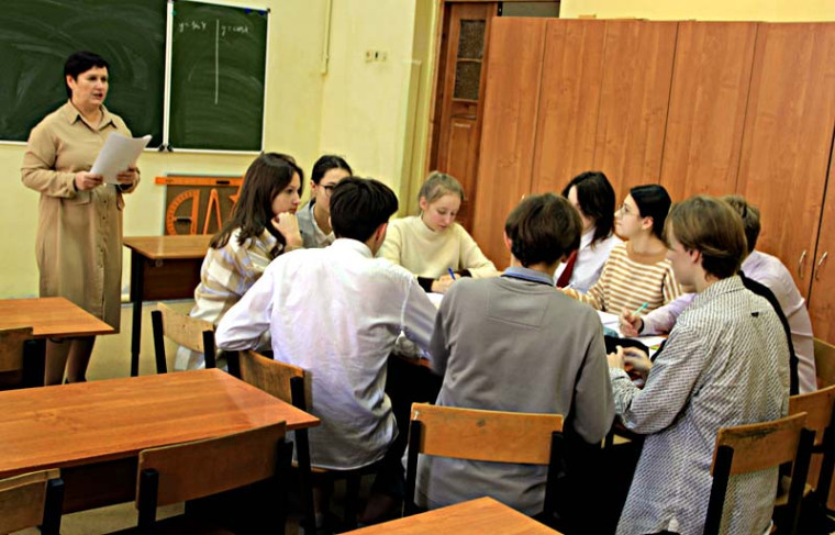 Открытый урок математики в 10 А классе провела Н.Н.Киселева.